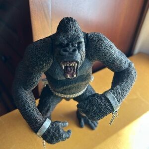 King Kong Articulated wearing broken chains